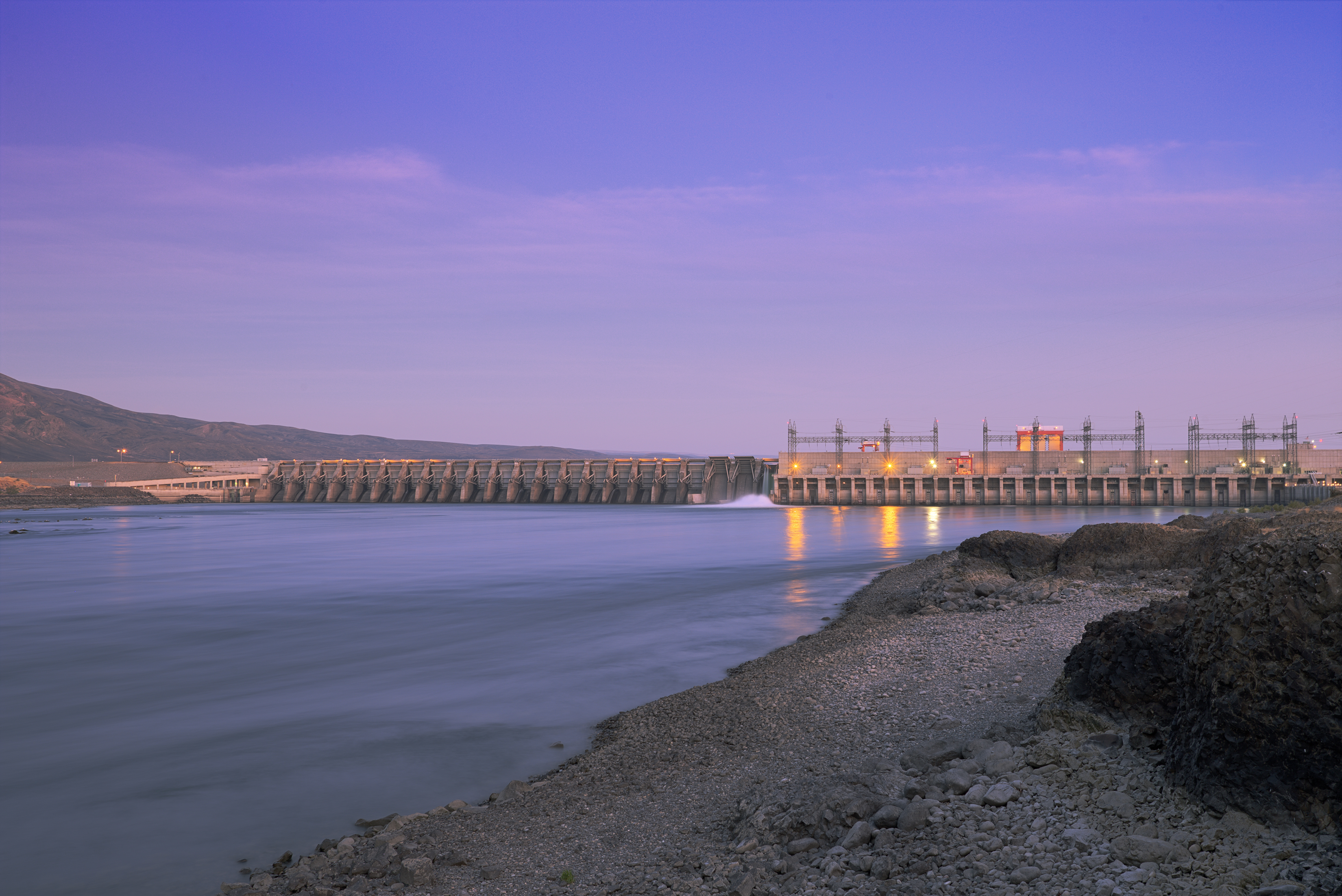 Priest_Rapids_Dam_2017B.jpg